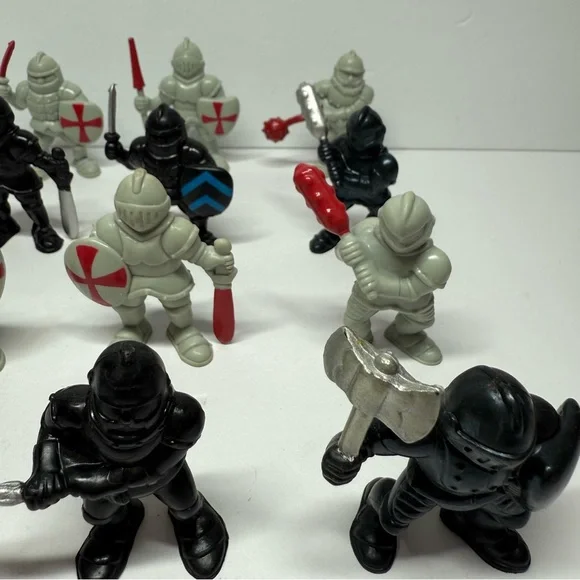 Red Box Mixed Lot of 12 Castle Knights Crusaders Black & Gray 2.75” Toy Figures - Picture 6 of 9